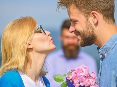 Почему любовник ревнует к законному мужу и что делать с этим